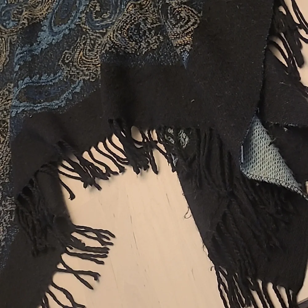 GENTLY WORN Charlie Paige One Size Fits All Paisly Printed Acrylic Fringed Shawl - Picture 9 of 13